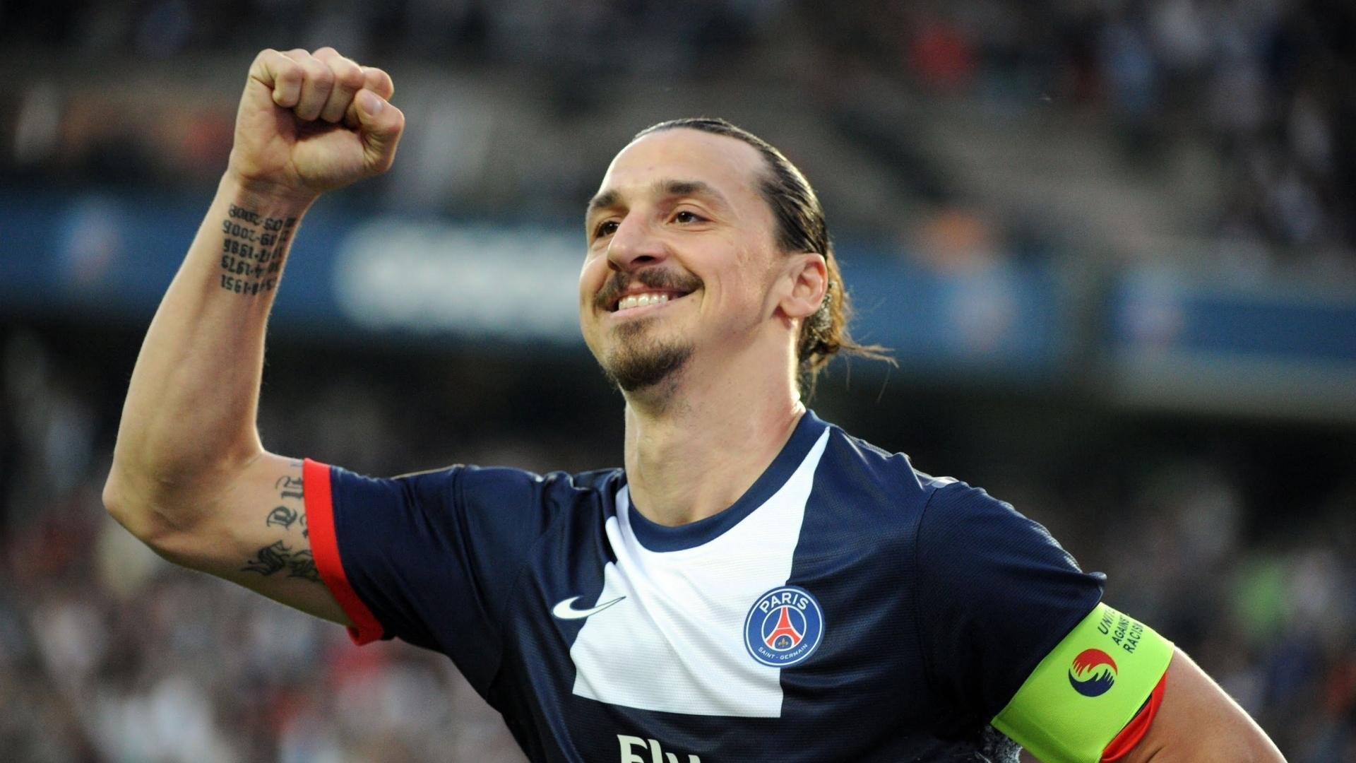 皇马训练场再现名场面：姆巴佩三人连线看哭球迷，皇马官宣姆巴佩